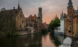 Bruggia, z jej kanałami i wieżą Belfort, to kwintesencja tego, z czego słynie Belgia: średniowieczna architektura i malownicze krajobrazy.