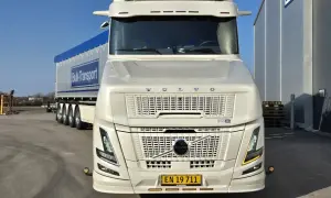 Un camion Volvo FH16, un nez long blanc, prêt pour le transport en vrac.
