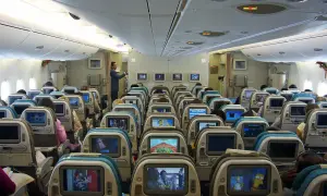 Blick in die Kabine eines A380. Viele Sitze mit Bildschirmen, die zeigen, wie viele Passagiere in den A380 passen.