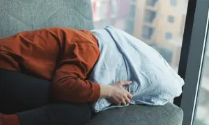 Osoba ukryta pod poduszką, być może z powodu **przyczyn szybkiego zmęczenia przy dużej wilgotności powietrza na wyspach**.
