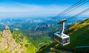 Kolejka linowa nad zielonymi Tatrami, wspaniałe zakopane atrakcje widoczne z góry.