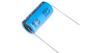 Niebieski kondensator elektrolityczny 450V 22µF, jeden z wielu rodzajów kondensatorów, z dwoma metalowymi wyprowadzeniami.