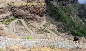Senderos empedrados serpentean por las laderas rocosas de Gran Canaria, evocando los antiguos caminos reales.