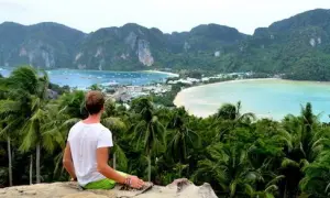 Mann genießt atemberaubenden Blick auf Bucht in Thailand. Tolle Thailand Urlaub Tipps für unvergessliche Momente.