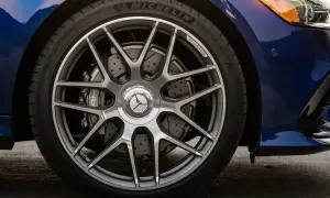 Primo piano della ruota di un'auto blu con cerchi AMG e dischi freno forati, per un controllo freni auto impeccabile.