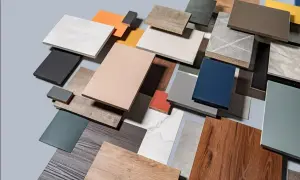 Muestras de acabados: mdf vs aglomerado. Variedad de texturas y colores, desde madera hasta mármol y tonos lisos.
