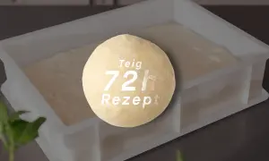 Ein Teigball mit der Aufschrift "Teig 72h Rezept" liegt auf einem Behälter mit aufgehendem Teig. Das Rezept nutzt die beste "farina di nonna".