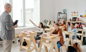 Jakie są różnice między ustawami oświatowymi i jak wpływają na edukację?