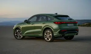 Zielony q5 audi z elegancką linią dachu, zaparkowany na pustkowiu o zachodzie słońca.