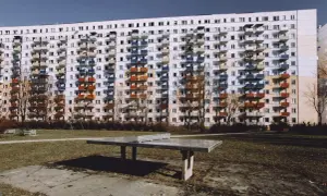 Blok mieszkalny z kolorowymi balkonami. Ceny mieszkań w Bydgoszczy na rynku wtórnym mogą być różne, ale widok ten sugeruje potencjalne możliwości.