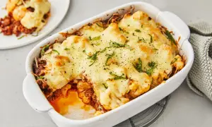 Herzhafter Blumenkohlauflauf mit Hackfleisch, überbacken mit geschmolzenem Käse und garniert mit frischen Kräutern. Ein köstliches Gericht, das Lust auf mehr macht.
