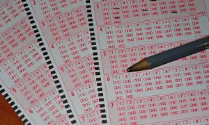 Kupony lotto z zaznaczonymi liczbami, gotowe do gry. Los kaskady wydrukowany przez terminal zawiera pola do wyboru liczb.