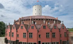 Gdańsk atrakcje dla młodzieży: Twierdza Wisłoujście z charakterystyczną wieżą i ceglanymi budynkami, idealne miejsce na odkrywanie historii.