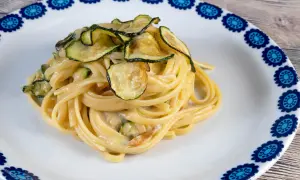 Assiette de pâtes aux courgettes, un plat simple et savoureux.