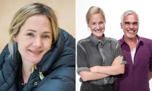 Kobra programledare med armarna i kors, bredvid en man i lila skjorta.