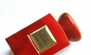 Luksusowe perfumy Armani Privé Rouge Malachite w czerwonym, błyszczącym flakonie, przypominającym kamień.