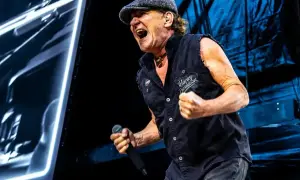 Brian Johnson z ACDC Polska śpiewa z pasją na koncercie, w czapce i kamizelce Harley-Davidson.
