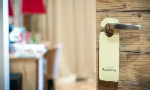 Bezpieczeństwo w hotelu: Jak zamknąć drzwi od środka na 100%?