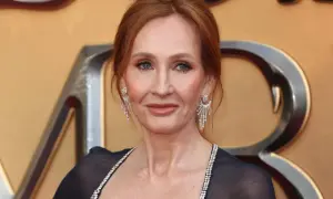 J.K. Rowling, autorka, która napisała Harry'ego Pottera, w eleganckiej sukni i błyszczących kolczykach.