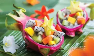 Owocowa uczta w łupinie pitai: kawałki białej pitai, kiwi, mango i gwiazdki karamboli.
