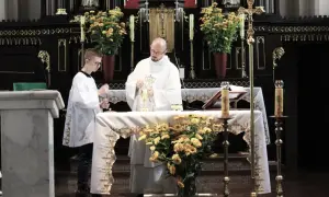 Ksiądz i ministrant podczas mszy. Czy nie pójście do kościoła w niedzielę to grzech ciężki?