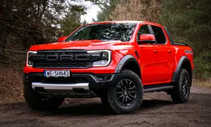 Czerwony Ford Ranger Raptor gotowy na terenową przygodę.