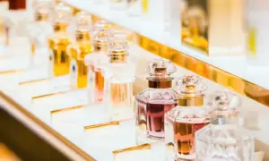 Eleganckie flakoniki z płynami w odcieniach różu i złota, kuszą obietnicą najpiękniejsze perfumy świata.