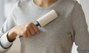Kleidung von Fusseln befreien: Ein Kleiderroller als einfaches Hausmittel.
