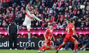 Fußballer in Aktion beim Pokalfinale Berlin. Ein Spieler in Weiß springt, während ein Spieler in Rot ihn beobachtet.