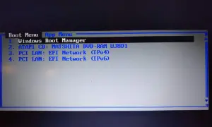 Der PC startet immer ins BIOS. Das Boot-Menü zeigt "Windows Boot Manager" als erste Option, gefolgt von CD-ROM und Netzwerkoptionen.