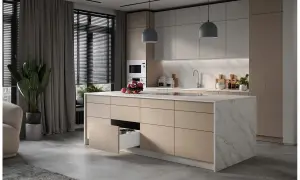 Nowoczesna kuchnia z wyspą. Szafka tip on z frontami w naturalnym drewnie i kamiennym blatem.
