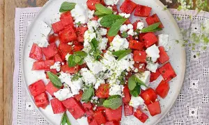 En uppfriskande melon och fetaostsallad med mynta och lime. Perfekt sommarbuffé!