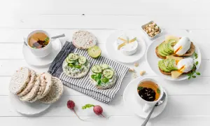 Colazione sana per la dieta 3 giorni: toast con avocado e uovo, gallette con formaggio e cetriolo, tè e formaggio brie.