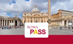 Plac Świętego Piotra w Rzymie z kopułą Bazyliki i obeliskiem. Na pierwszym planie biały prostokąt z napisem "ROMA PASS".