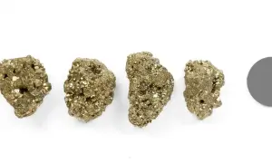Vier goldglänzende Pyrit-Klumpen, die ihre vielfältige Pyrit-Verwendung in der Schmuckherstellung und als Sammlerstücke zeigen.