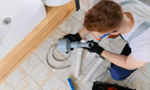 Pomocnik hydraulika co robi – poznaj obowiązki i wymagania tej pracy