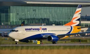 Samolot Smartwings na płycie lotniska. Flota Smartwings rośnie, oferując podróże po Europie.