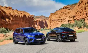 Dwa BMW X5M i X6M w malowniczym kanionie. Jeden niebieski, drugi czarny, gotowe na przygodę.