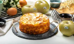 Torta di mele invisibile, dorata e profumata, con mele fresche e ingredienti per un dolce perfetto.