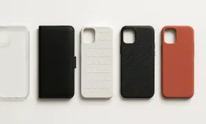 Coque TPU, c'est quoi ? Cinq coques de téléphone : transparente, noire portefeuille, blanche texturée, noire carbone, et orange.