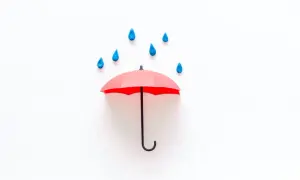 Czerwony parasol chroni przed deszczem. Nawet meteopata poczuje się lepiej pod takim schronieniem.