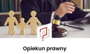 Drewniane figurki rodziny obok młotka sędziowskiego. Sąd rozstrzyga sprawy dotyczące opieki prawnej.