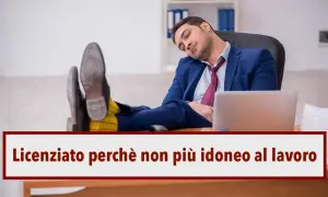 Uomo d'affari dorme alla scrivania. Cosa succede se il medico del lavoro non dà idoneità? Potrebbe portare al licenziamento.
