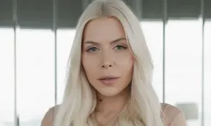 Blondynka z pieprzykiem na szyi. Ciekawe, ile lat ma Julia von Stein, patrząc na jej delikatną urodę.