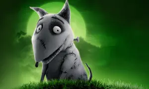 Frankenweenie, en söt, sydd hund med stora ögon, sitter i gräset under en grön måne. Perfekt för halloween filmer barn.