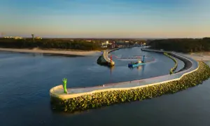 Port w Mrzeżynie z falochronami i latarniami morskimi. Widoczna łódź pogłębiarka. To jedne z mrzeżyno atrakcje.
