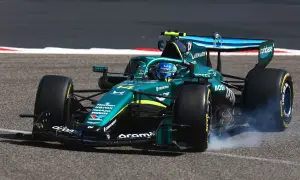 Coche Aston Martin verde en pista, humeando al girar. Un momento de pura adrenalina en el mundial F1.