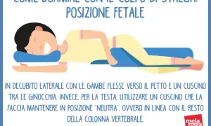 Persona in posizione fetale con cuscino tra le ginocchia e sotto la testa per alleviare il colpo di strega.