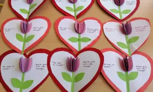 Manualidades de **actividades día de la madre**: corazones de papel con tulipas y mensajes para mamá.