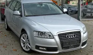 Srebrne Audi A6 C6 2.7 TDI Avant zaparkowane przed salonem.